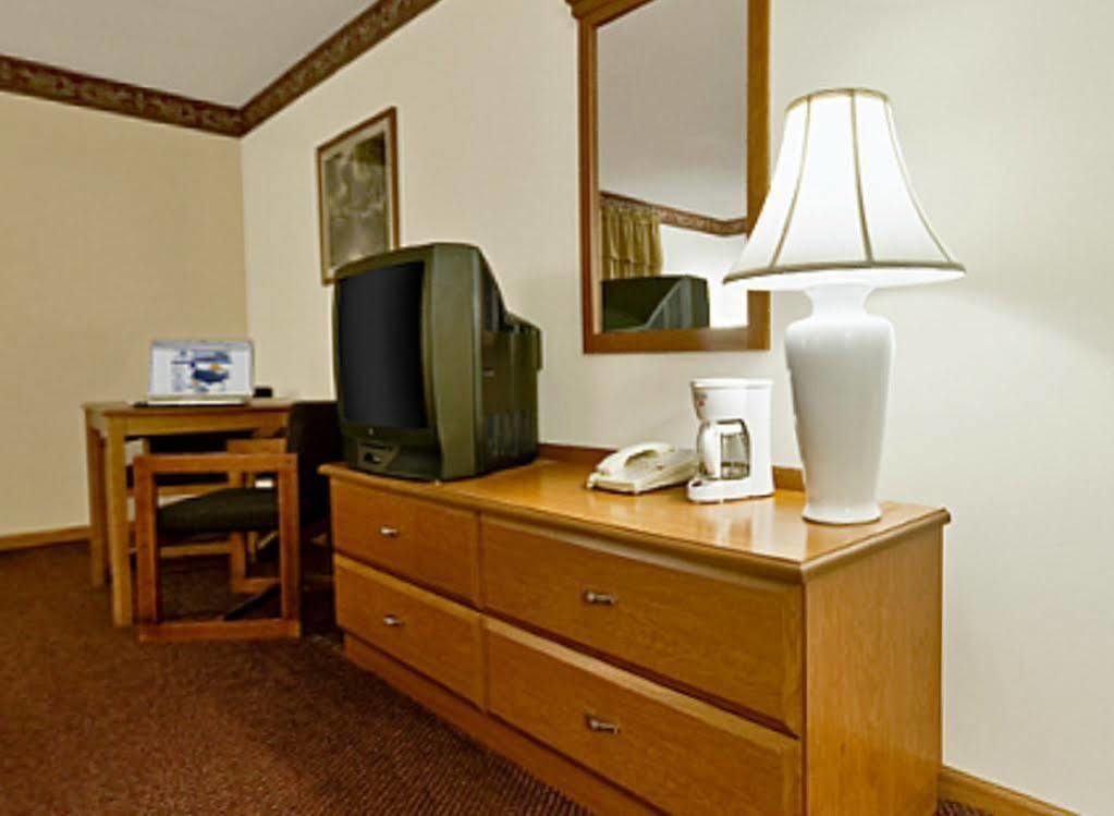 Americas Best Value Inn & Suites Thief River Falls Exterior foto
